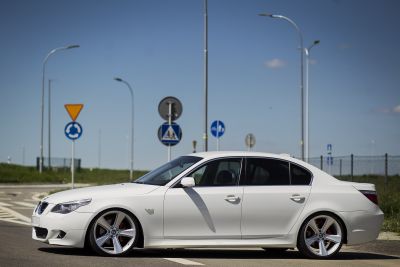 Samochód do ślubu - Rzeszów biały BMW Seria 5 E60 3.0