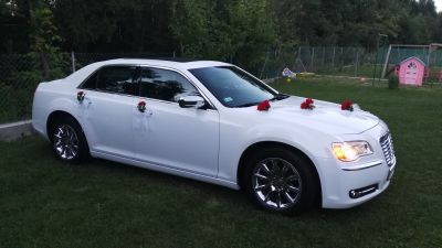 Samochód do ślubu - Łapy biały Chrysler 300 