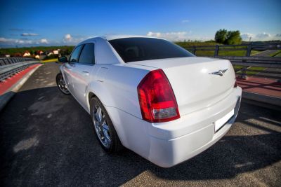 Samochód do ślubu - Świerklany biały Chrysler 300C 