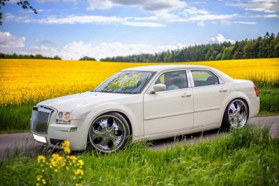 Samochód do ślubu - Świerklany biały Chrysler 300C 