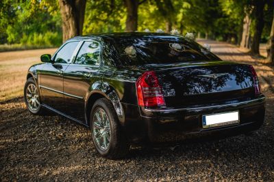 Samochód do ślubu - Rudna czarny Chrysler 300C 