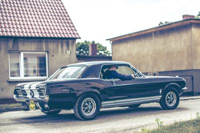 Samochód do ślubu - Jarocin czarny Ford Mustang V8