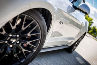 Samochód do ślubu - Kurów biały Ford Mustang 