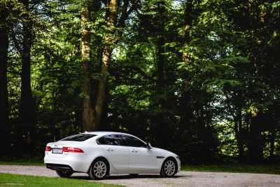 Samochód do ślubu - Kraków biały Jaguar XE 