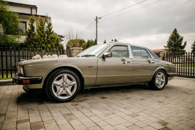 Samochód do ślubu - Nowy Sącz złoty Jaguar XJ40 VANDEN PLAS 
