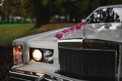 Samochód do ślubu - Rudna biały Lincoln Continental Mark V 