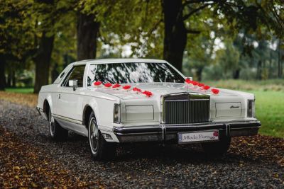 Samochód do ślubu - Rudna biały Lincoln Continental Mark V 