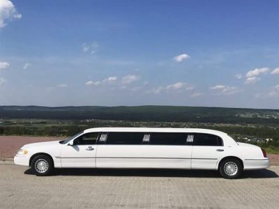 Samochód do ślubu - Kielce biały Lincoln Town Car 