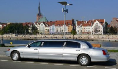 Samochód do ślubu - Szczecin srebrny Lincoln Town Car 3,6