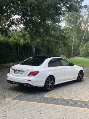 Samochód do ślubu - Myslenice biały Mercedes-Benz E klasa 