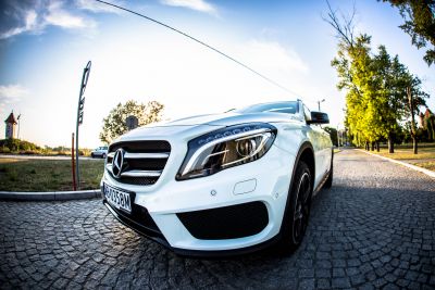 Samochód do ślubu - Sandomierz biały Mercedes-Benz GLA 250
