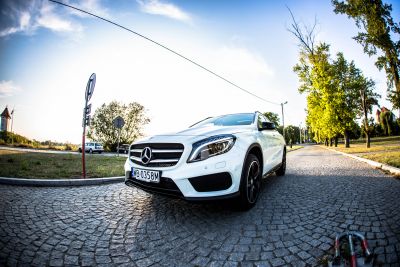 Samochód do ślubu - Sandomierz biały Mercedes-Benz GLA 250