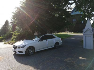 Samochód do ślubu - Grojec biały Mercedes-Benz w212 