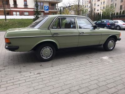 Samochód do ślubu - Łódź zielony Mercedes-Benz w123 