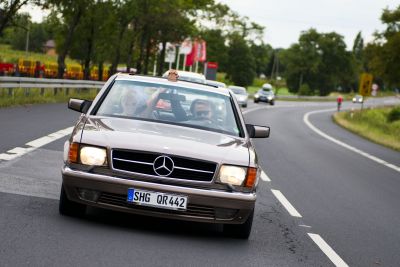 Samochód do ślubu - Kutno złoty Mercedes-Benz 560 SEC V8
