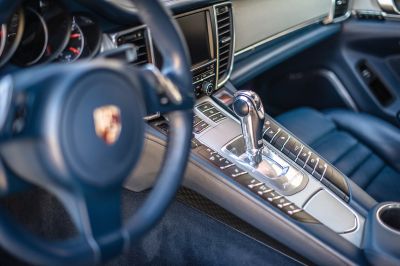 Samochód do ślubu - Szczygłów niebieski Porsche Panamera Turbo