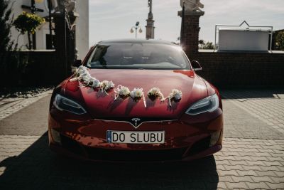 Samochód do ślubu - Rajsko czerwony Tesla S 90 D