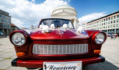 Samochód do ślubu - Chobot czerwony Trabant limuzyna 1.1