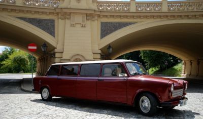 Samochód do ślubu - Chobot czerwony Trabant limuzyna 1.1